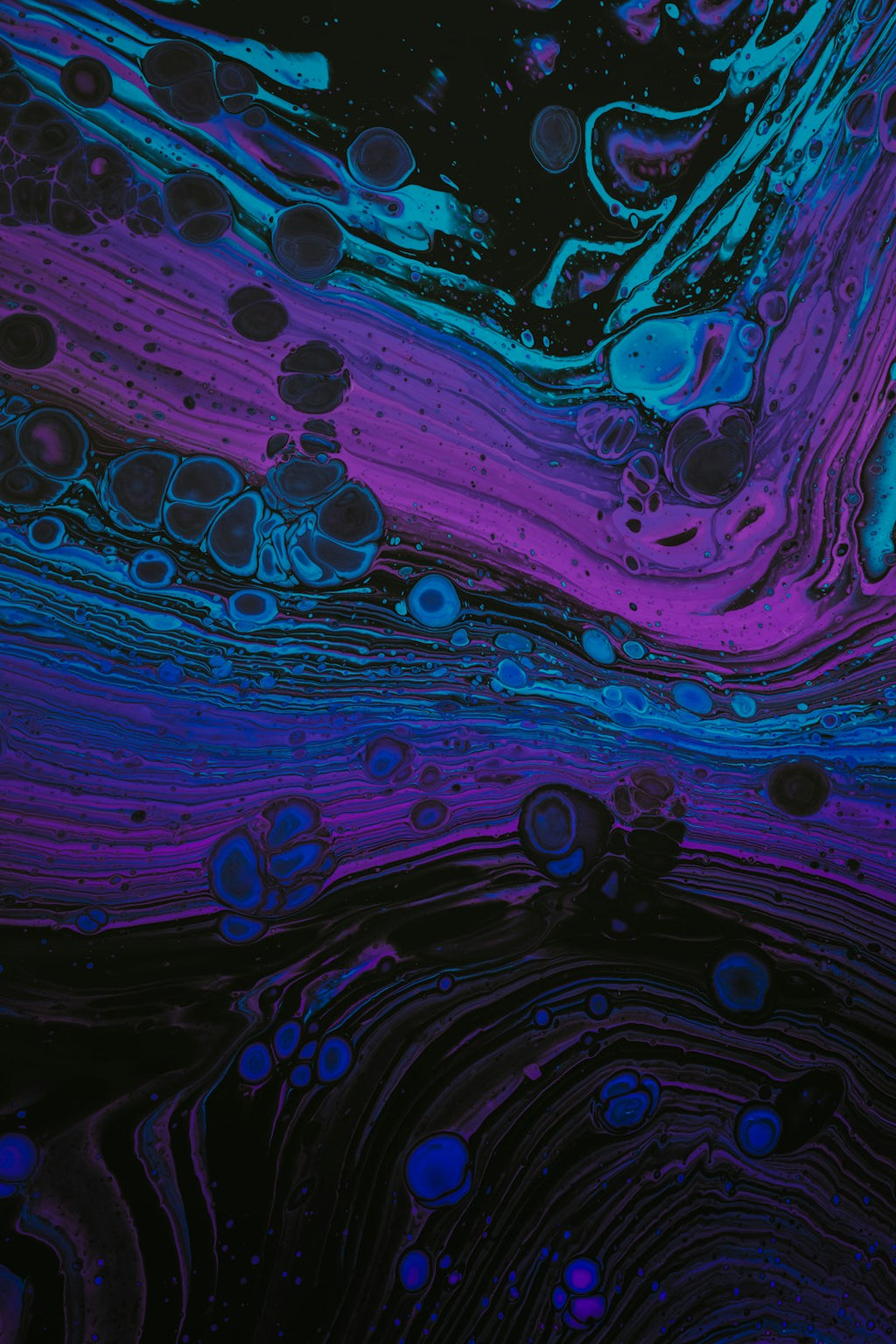 Abstract wallpaper pattern resembling acrylic pour art with swirling purple and blue colours arranged in a diamond symmetry. — base photo: A close-up view of an acrylic pour painting, showcasing the mesmerising blend of deep purples and el