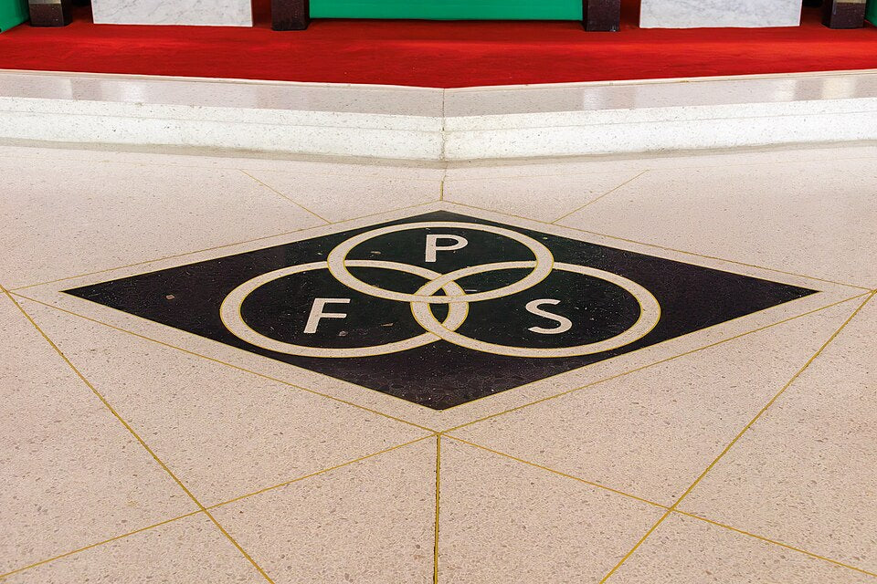 Self-adhesive wallpaper featuring the Borromean Rings pattern arranged in a continuous wave-like flow, representing a topology concept. — base photo: A digital illustration showcasing the Borromean Rings pattern with a wave symmetry, featuring bold l