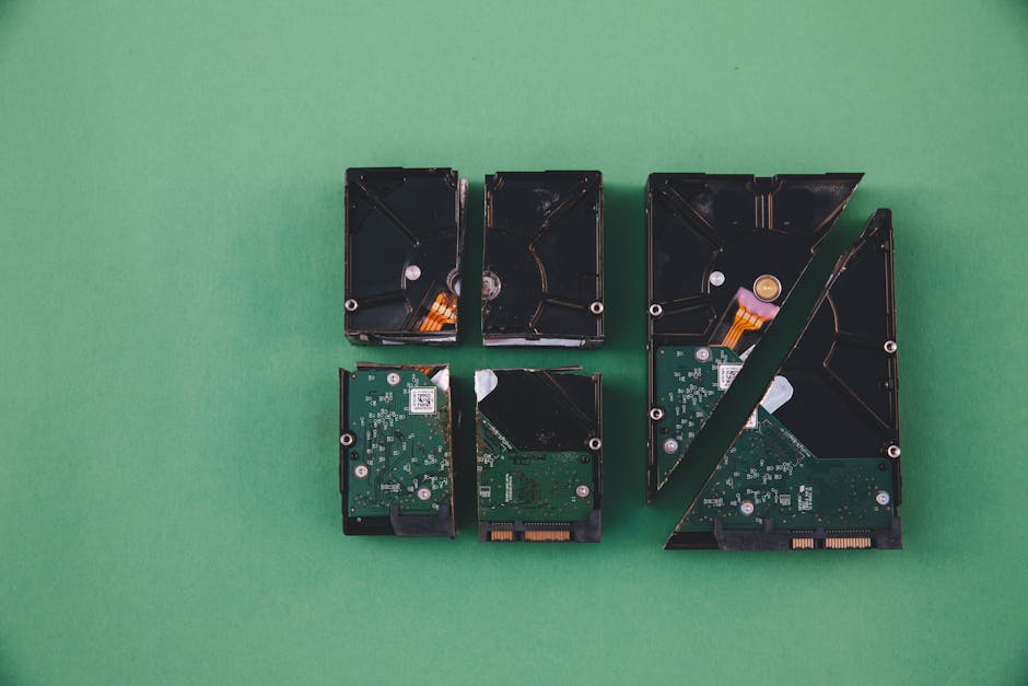 Seamless mirror wallpaper pattern — Glitch by wallpaper⁶ — base photo: Four broken hard drives arranged on a green background, showcasing data destruction.