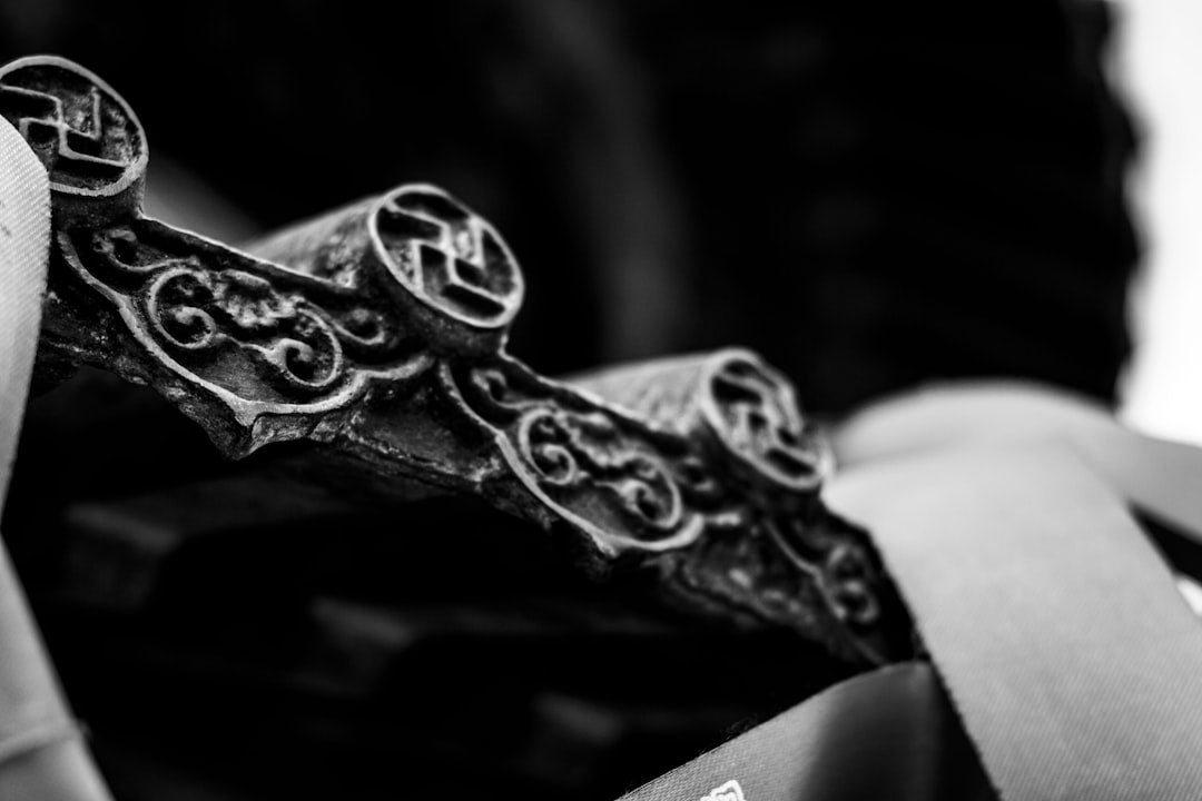 Seamless hex wallpaper pattern — Geometry by wallpaper⁶ — base photo: a black and white photo of a pair of scissors