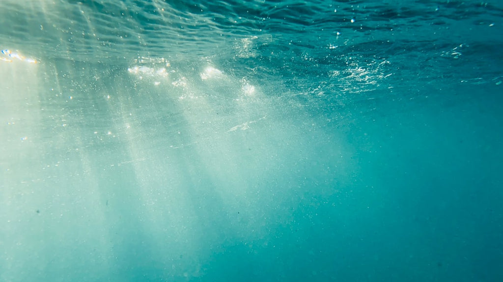 Oceanography Mirror wallpaper pattern — base photo: the sun shines through the water on a sunny day
