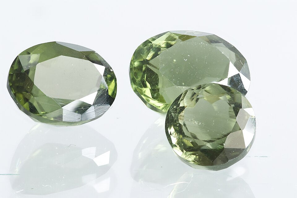 Mineralogy Brick wallpaper pattern — base photo: File:Faceted natural Moldavite - Moldavite gemstones.jpg