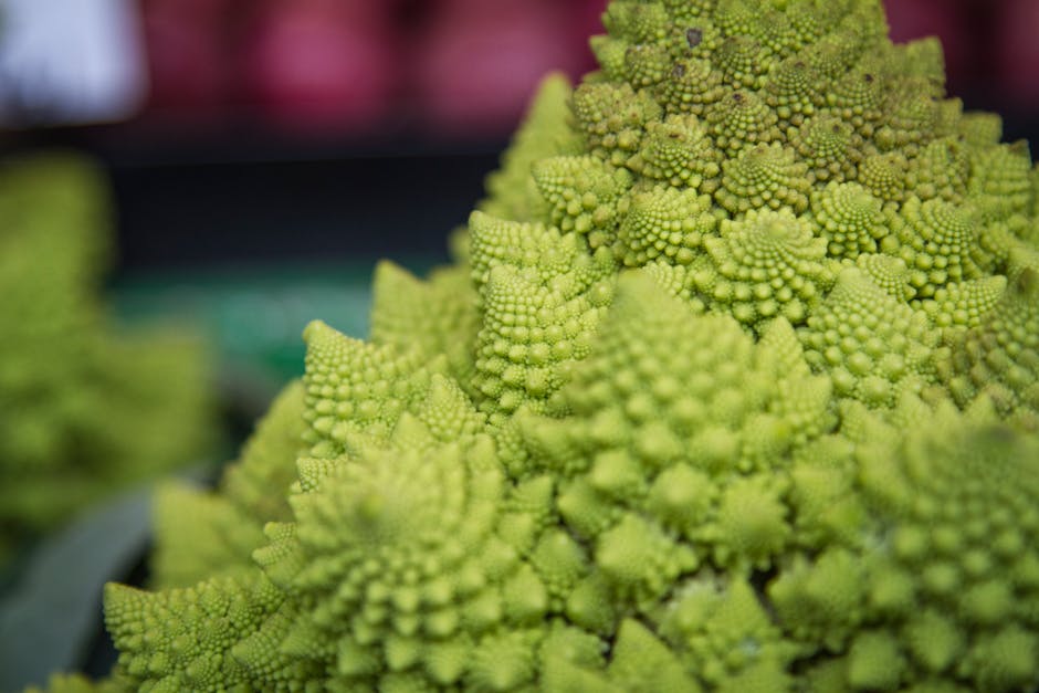 Fractals Pinwheel wallpaper pattern — base photo: Vibrant close-up of Romanesco broccoli with intricate patterns at a market.