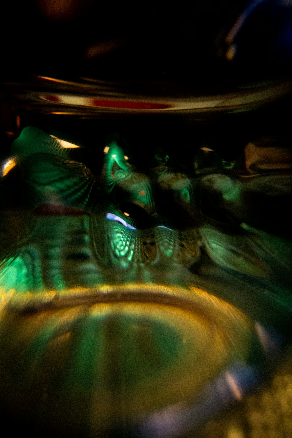 A seamless pattern of lab beakers arranged with mirror symmetry, glowing with a subtle green light, on a wall. — base photo: A macro shot focuses on a laboratory glass plate bathed in an eerie green light, hinting at unseen c