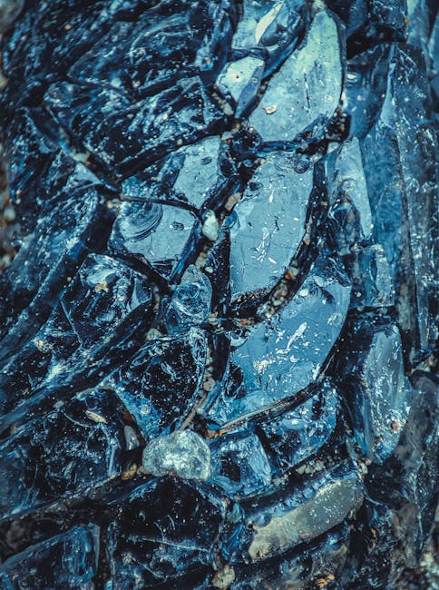 Seamless mirror wallpaper pattern — Glitch by wallpaper⁶ — base photo: Detailed close-up image of broken black glass texture, showcasing unique patterns and reflections.
