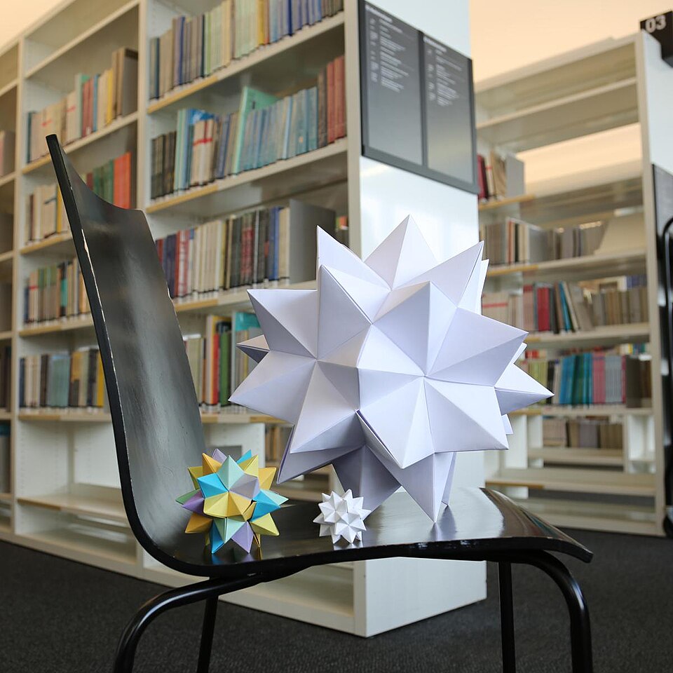 Seamless mirror wallpaper pattern — Origami by wallpaper⁶ — base photo: File:Modular origami of a spiked pentakis dodecahedron (almost) (MédiHAL 4994480).jpg