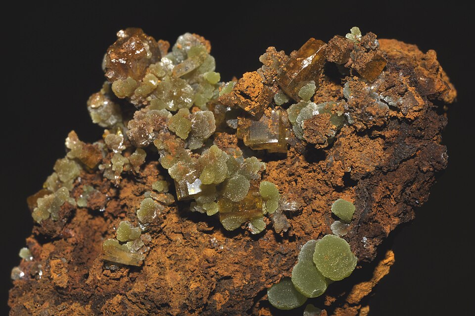 Mineralogy Kaleidoscope wallpaper pattern — base photo: File:Mimetite, wulfenite 3.jpg