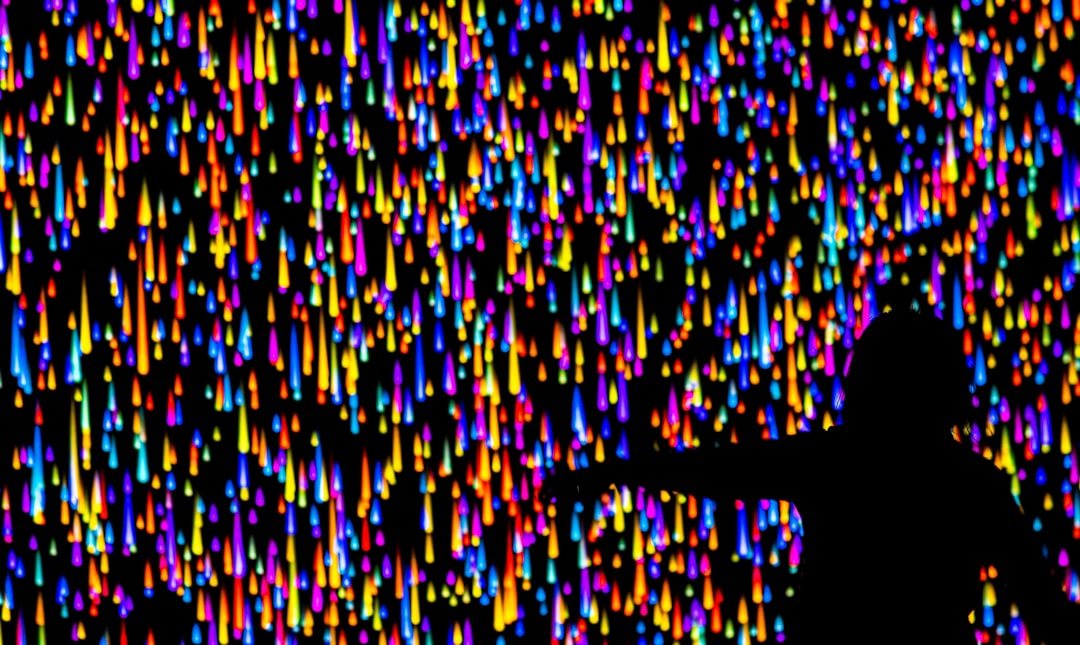 Data Mirror wallpaper pattern — base photo: Lluvia debajo de largas exposiciones...