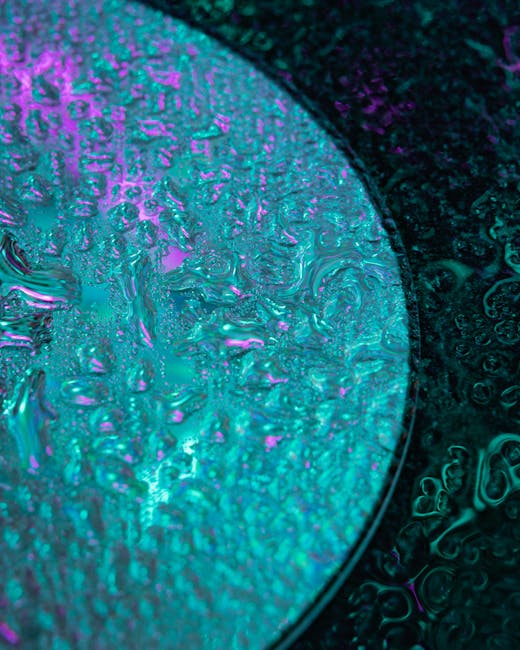 Fractals Pinwheel wallpaper pattern — base photo: Vibrant close-up of water droplets creating a psychedelic pattern in vivid colors.