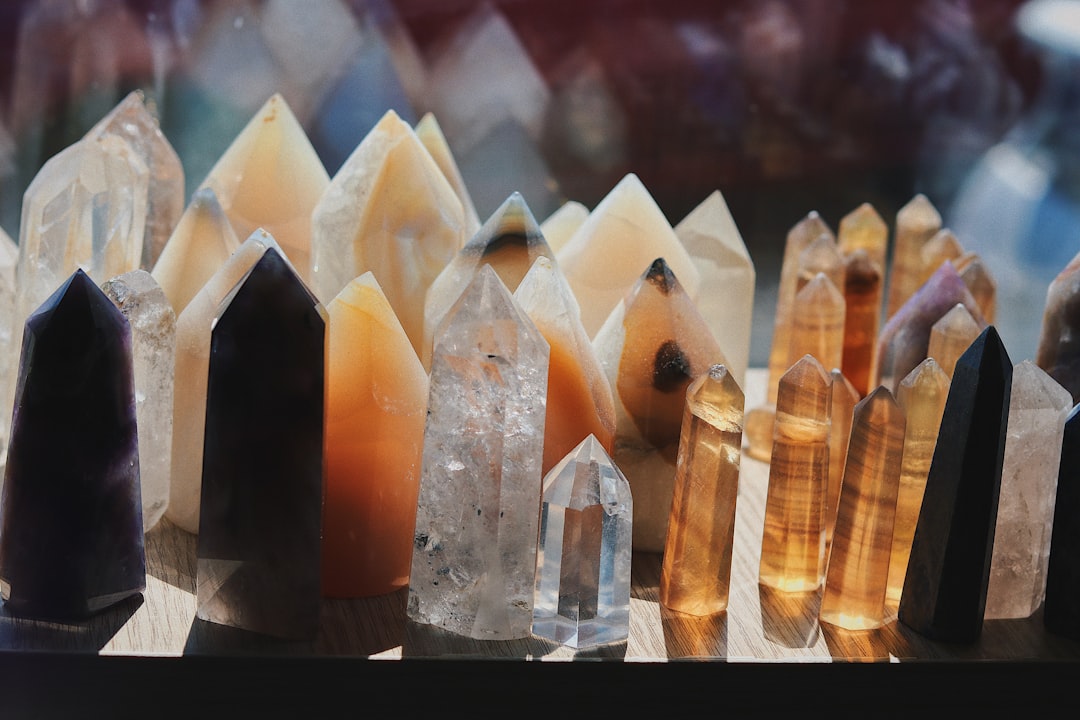 Close-up of mineral facets arranged in a brick pattern, highlighting natural textures and geometric shapes. Self-adhesive wallpaper design. — base photo: A close-up, macro photograph reveals the mesmerizing texture of a mineral specimen. Interlocking geo